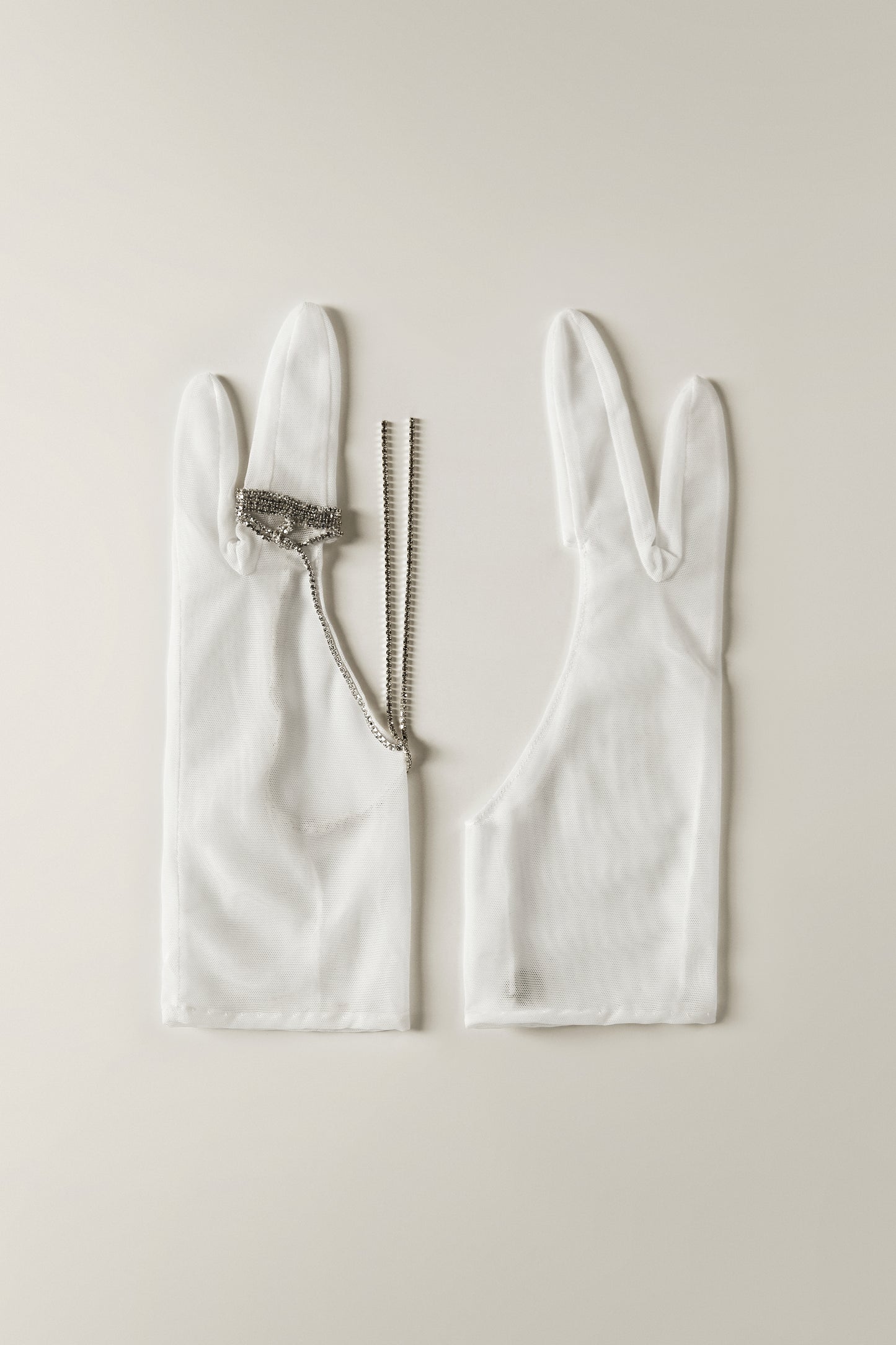 STUNNING WHITE GLOVES