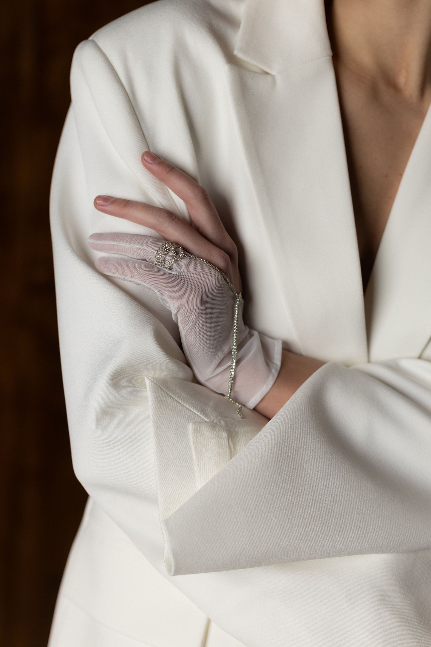 STUNNING WHITE GLOVES