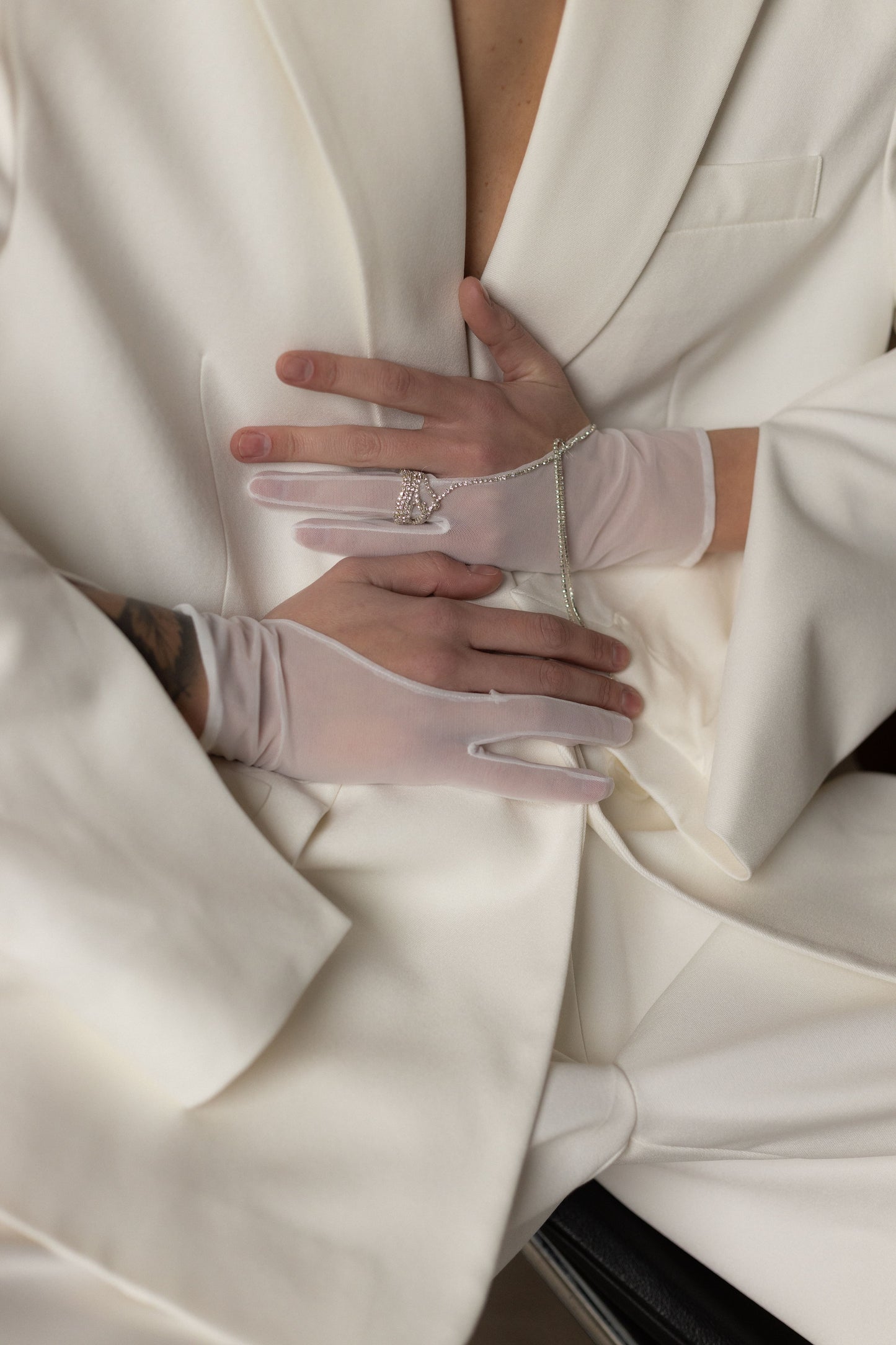 STUNNING WHITE GLOVES